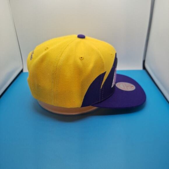 Mitchell & Ness Los Angeles Lakers Sharktooth Snapback Hat Cap Purple/Gold NBA - Picture 5 of 7
